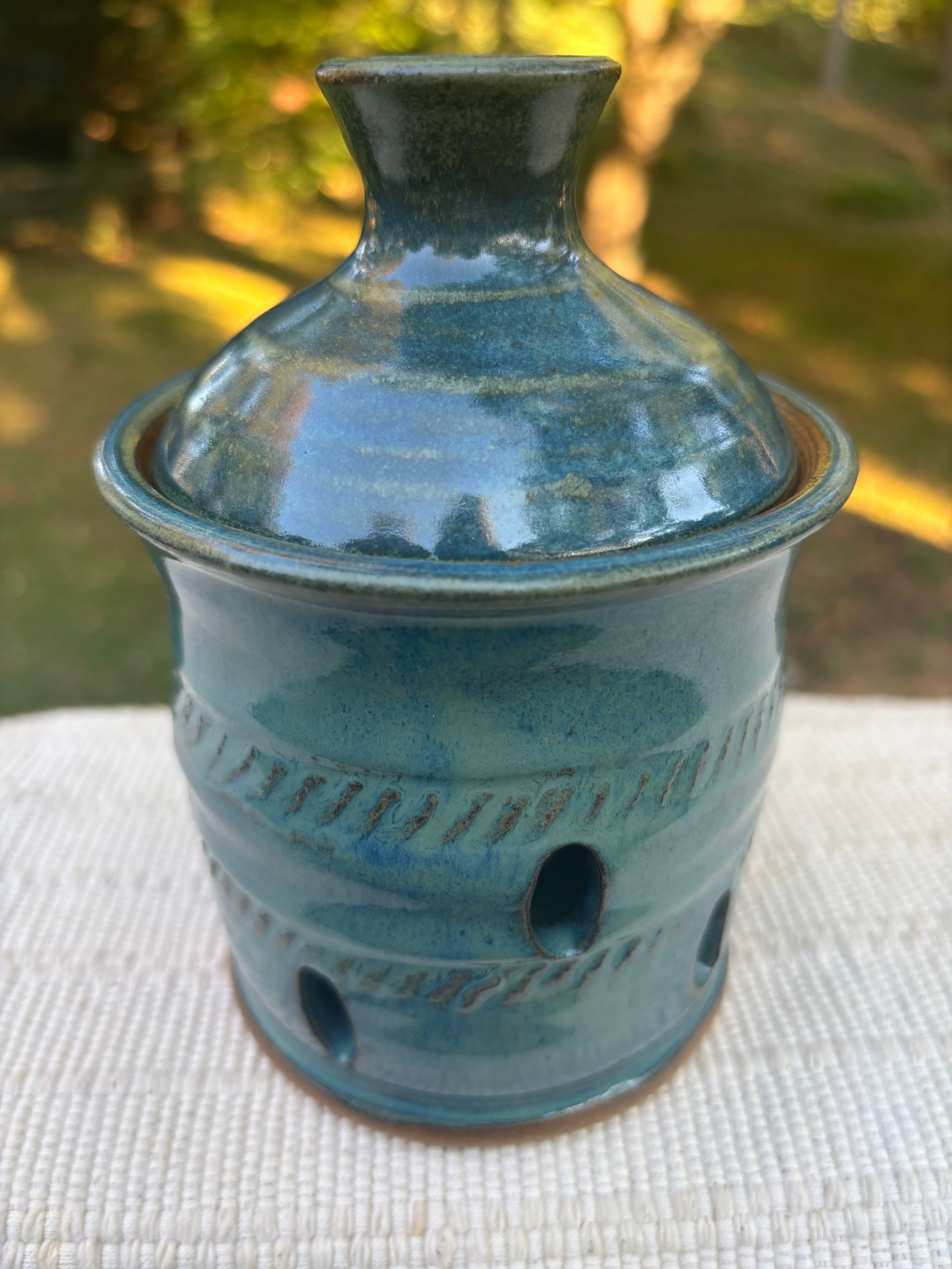 garlic/potpourri jar
6" tall, deep green
can store fresh garlic cloves while looking lovely
available